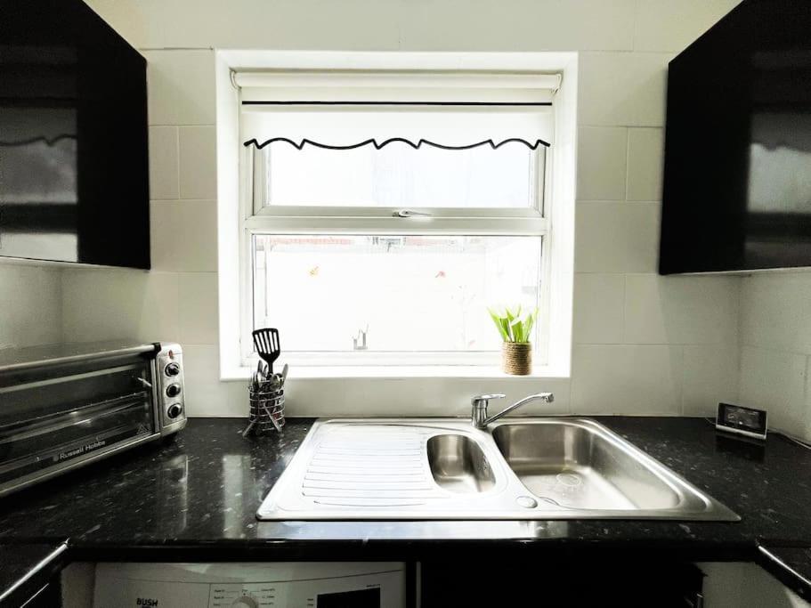 Nicely Decorated 4br, W/ Foosball Table And More! * Liverpool