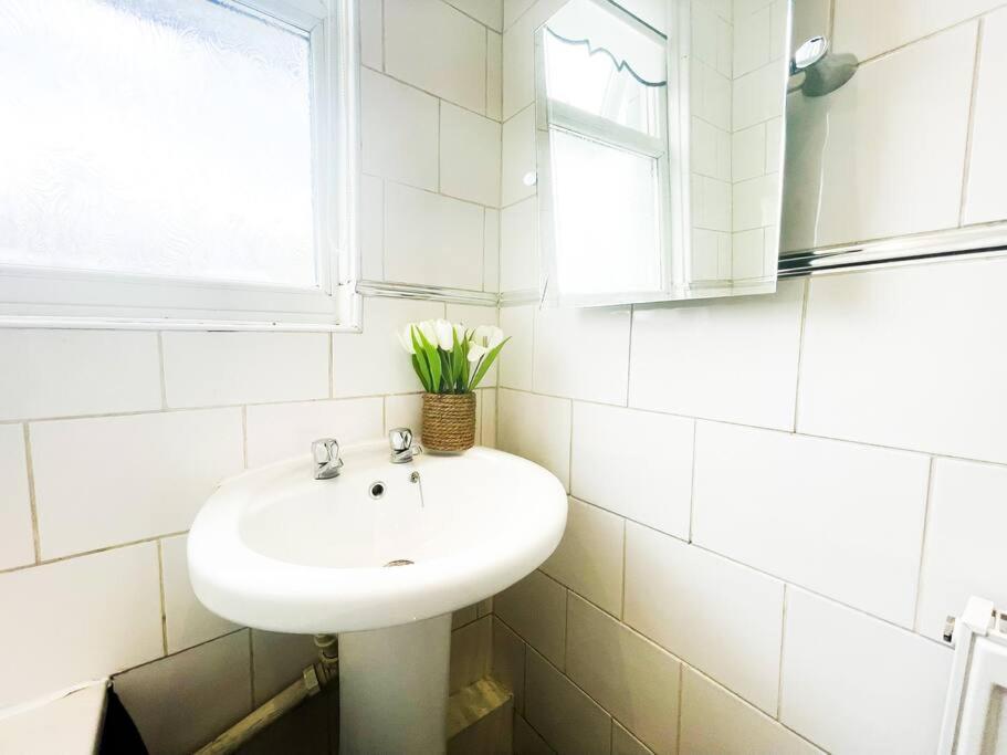 Nicely Decorated 4br, W/ Foosball Table And More! Holiday home Liverpool