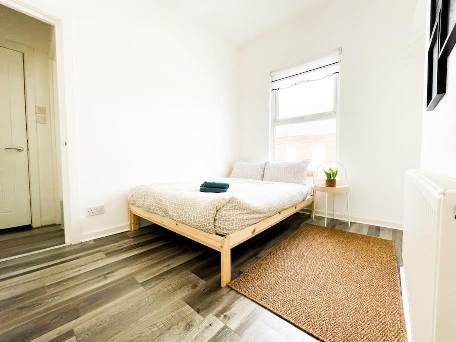 Nicely Decorated 4br, W/ Foosball Table And More! Holiday home Liverpool