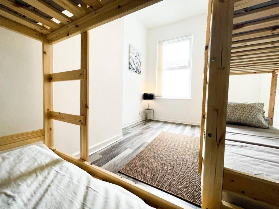 Holiday home Nicely Decorated 4br, W/ Foosball Table And More! Liverpool