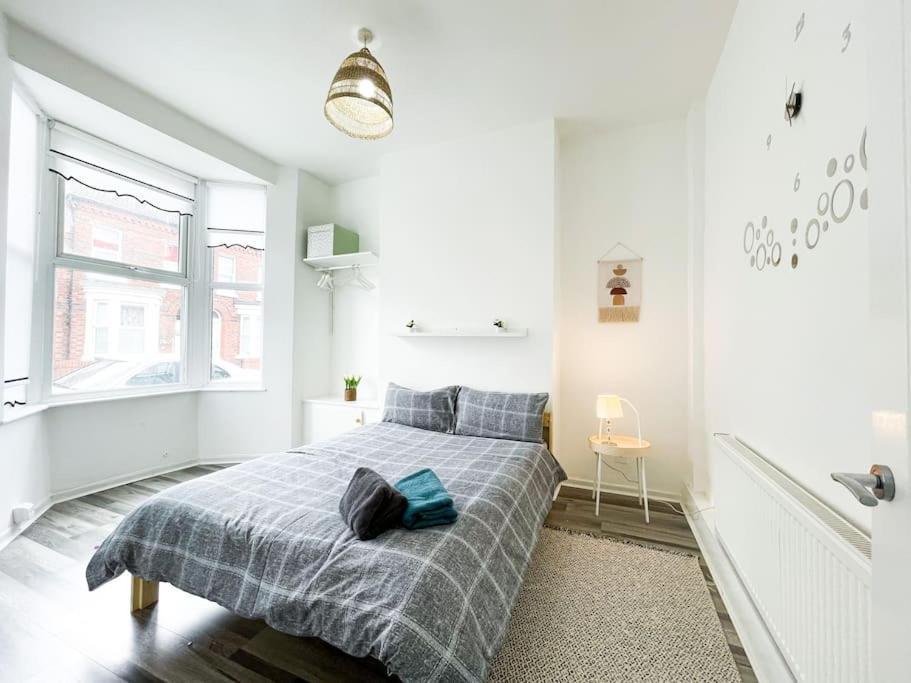 Nicely Decorated 4br, W/ Foosball Table And More! * Liverpool