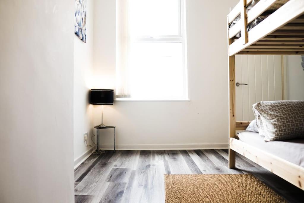 Nicely Decorated 4br, W/ Foosball Table And More! * Liverpool