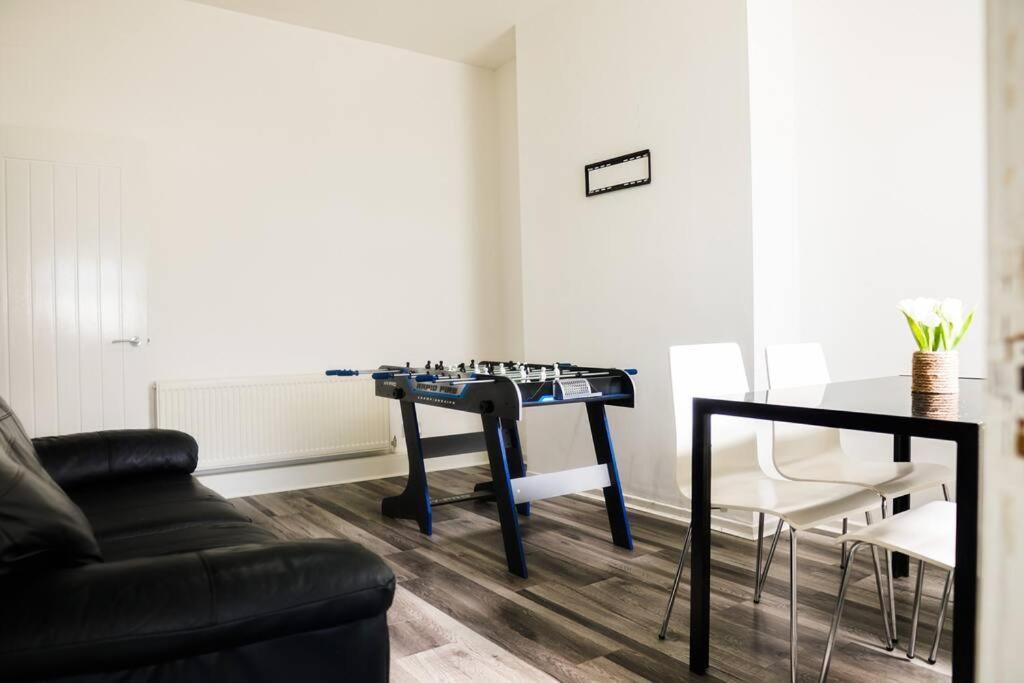 Holiday home Nicely Decorated 4br, W/ Foosball Table And More! Liverpool